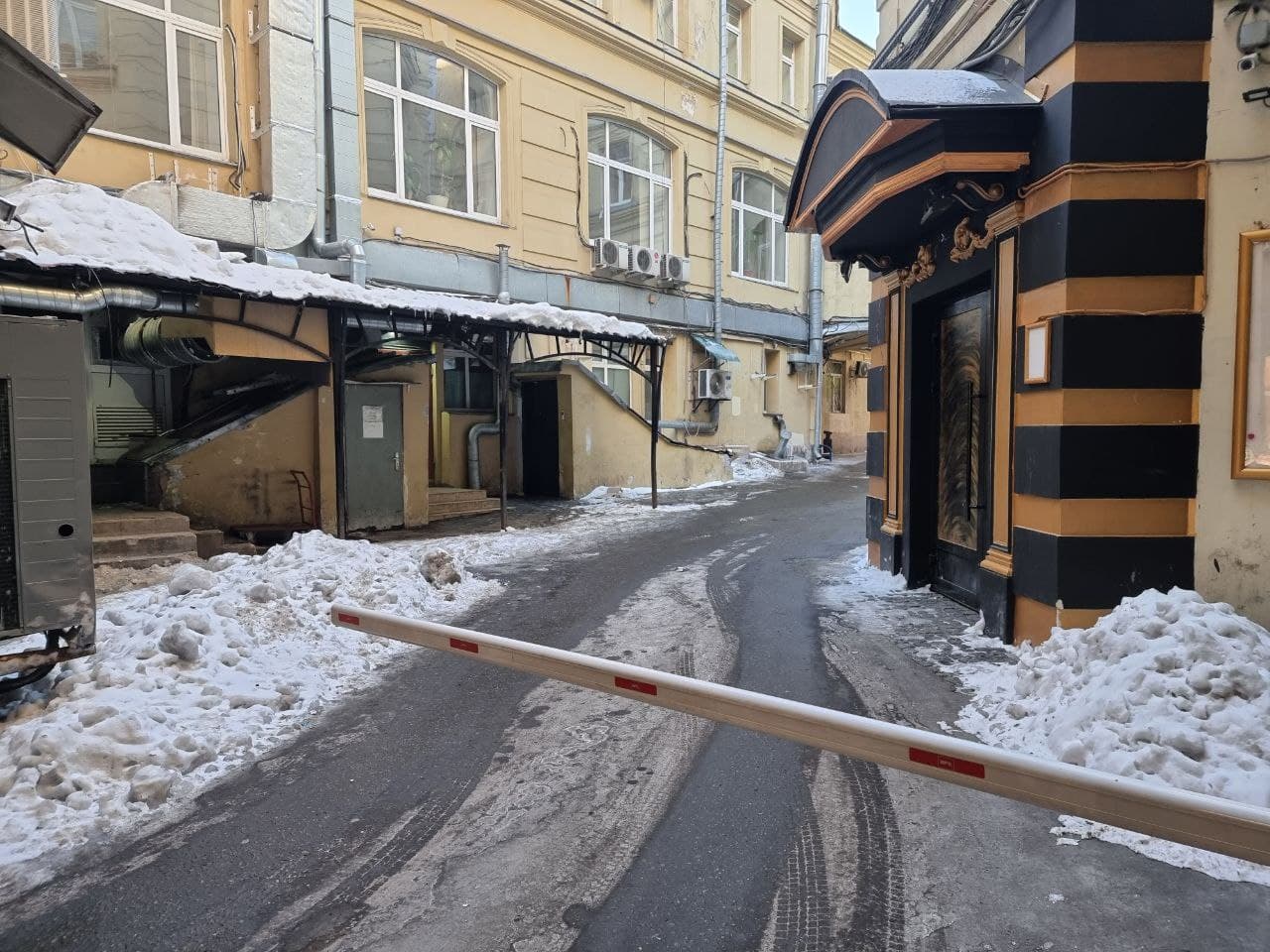 Вход